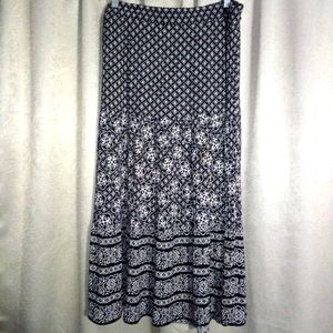 Sag Harbor Black and White Patterned Elastic Waist Skirt Size Medium